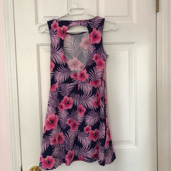 ✨ 3 for $25✨ VS PINK Hawaiian floral dress - Picture 2 of 3